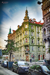 Edificio modernista verde con detalles ornamentales en una esquina de Praga.
