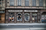 Fachada comercial tradicional en una calle de Praga con escaparates antiguos.