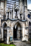 Fachada gótica de una iglesia histórica en Kutná Hora con portada de piedra.