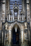 Puerta gótica de piedra en una iglesia antigua de Kutná Hora.