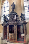Confesionario o mueble barroco tallado en madera dentro de una iglesia de Kutná Hora.