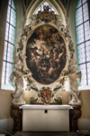 Retablo ovalado con pintura religiosa y marco barroco en Kutná Hora.