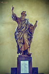 Estatua religiosa sobre pedestal dentro de un edificio histórico de Kutná Hora.
