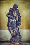 Estatua antigua de figura religiosa en una iglesia o capilla de Kutná Hora.