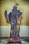 Escultura de santo con halo estrellado dentro de un edificio religioso de Kutná Hora.