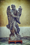 Escultura de ángel con libro en una iglesia histórica de Kutná Hora.