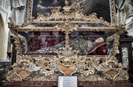 Relicario ornamentado dorado y rojo en un espacio religioso de Kutná Hora.