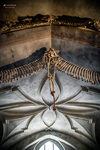 Decoración de huesos humanos en la bóveda del Osario de Sedlec, Kutná Hora.