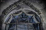 Estructura de huesos y cráneos en forma de arco dentro del Osario de Sedlec.