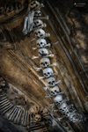 Guirnalda vertical de huesos y cráneos en el Osario de Sedlec, Kutná Hora.