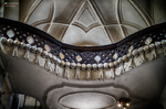 Escalera o galería interior con arquitectura curva en un edificio histórico de Kutná Hora.