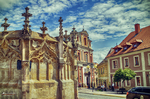 Fuente o monumento de piedra en una plaza histórica de Kutná Hora.