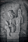 Escultura religiosa en blanco y negro con figura adulta y niño en Kutná Hora.