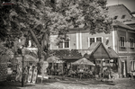 Fotografía en blanco y negro de casa o restaurante histórico en Kutná Hora.