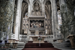 Interior de iglesia gótica en Kutná Hora con altar y bóvedas de piedra.