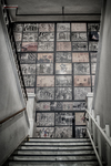 Escalera interior con paneles y documentos expuestos en el Memorial de Terezín.