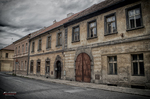 Fachada de edificio histórico del Memorial de Terezín bajo un cielo nublado.