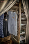 Ropa de prisionero colgada en un interior histórico del Memorial de Terezín.