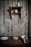 Estantería con objetos sencillos en una habitación histórica del Memorial de Terezín.