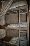Litera de madera en una celda o dormitorio del antiguo campo de Terezín.
