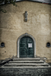 Entrada con puerta verde en un edificio histórico del Memorial de Terezín.