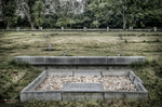 Tumba o monumento rectangular en el cementerio del Memorial de Terezín.