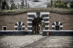 Entrada principal de la Pequeña Fortaleza de Terezín con arco de ladrillo.