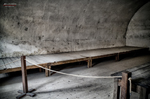 Banco de madera en una sala austera del antiguo campo de Terezín.