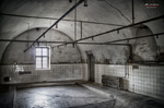 Sala de duchas o lavadero del Memorial de Terezín con azulejos blancos.