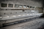 Fila de lavabos antiguos en una sala de higiene del campo de Terezín.