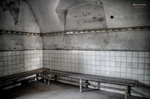 Sala de lavado o aseo con azulejos blancos en el Memorial de Terezín.