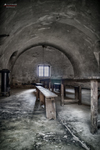 Sala abovedada y húmeda del antiguo campo de Terezín con mesa central.