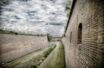 Pasillo exterior junto a las murallas de la Pequeña Fortaleza de Terezín.