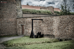 Muro de ladrillo y acceso exterior en la fortaleza de Terezín.
