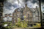 Casas antiguas junto al río en un barrio histórico de Escocia.