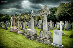 Cementerio escocés con lápidas antiguas, césped verde y cielo oscuro.