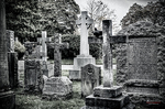 Cementerio antiguo de Escocia en blanco y negro con cruces y lápidas de piedra.