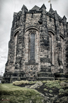 Fachada gótica de piedra en Escocia con ventanales y arquitectura religiosa.