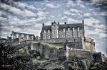 Castillo de Edimburgo sobre la colina con cielo nublado y murallas de piedra.