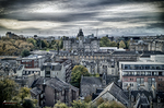 Panorámica de Edimburgo con nubes abiertas y luz sobre la ciudad.