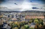 Panorámica urbana de Edimburgo con jardines, tejados y arquitectura histórica.
