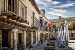 Soportales y terrazas en una plaza porticada de Pedraza, Segovia.