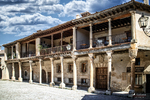 Edificio porticado de piedra en una plaza histórica de Pedraza.