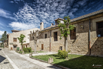 Conjunto de casas de piedra y pequeño jardín en Pedraza.
