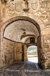 Arco de piedra en Pedraza con paso abovedado y luz al fondo.