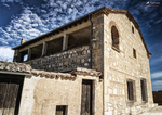 Fachada lateral de un edificio histórico de piedra en Pedraza.