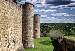 Muralla y torre cilíndrica de Pedraza sobre el paisaje castellano.