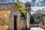 Calle de Pedraza con torre campanario al fondo.