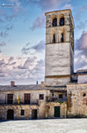 Torre de piedra en Pedraza con cielo suave al atardecer.