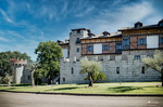 Casa tradicional de piedra con jardín en La Alberca bajo cielo azul.